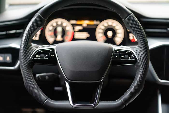 Revisión del volante y la dirección en la revisión dinámica de un coche